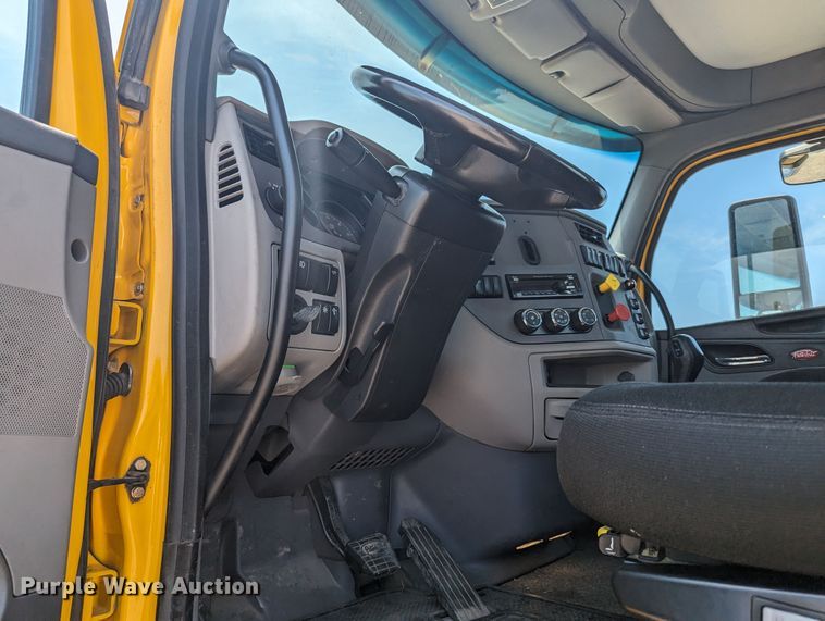 image for item MY9464 2017 Peterbilt 579  semi truck