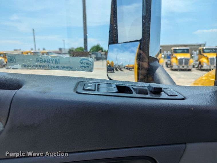 image for item MY9464 2017 Peterbilt 579  semi truck