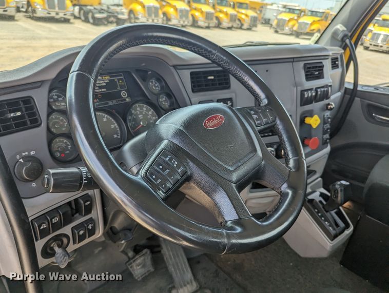 image for item MY9464 2017 Peterbilt 579  semi truck