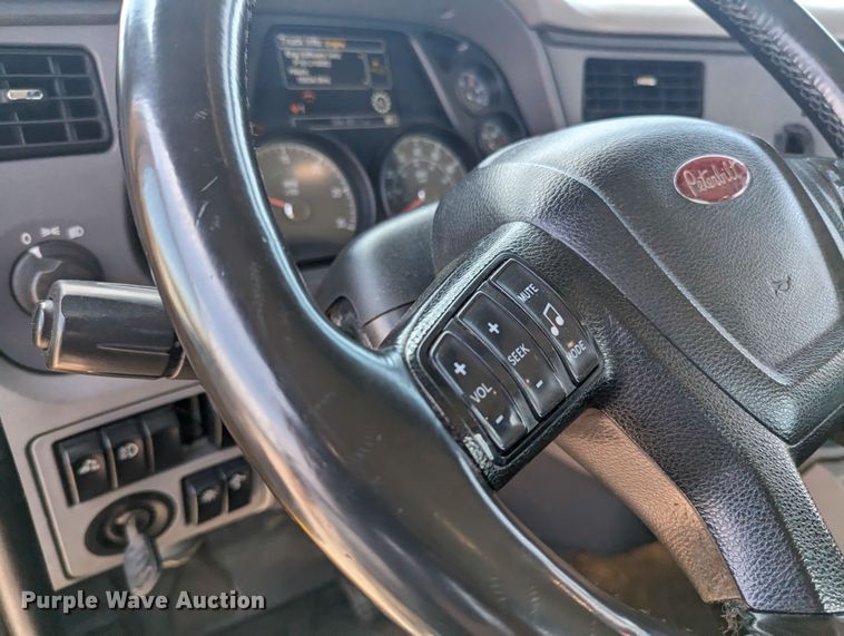 image for item MY9464 2017 Peterbilt 579  semi truck