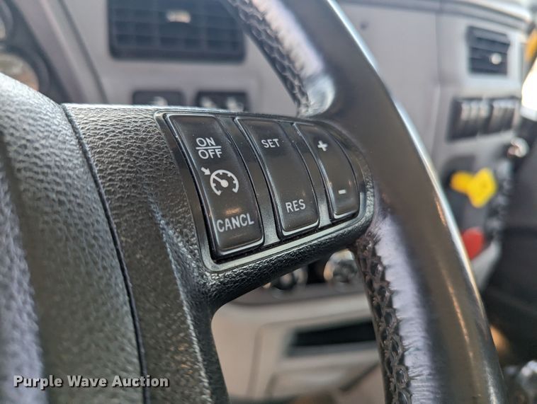 image for item MY9464 2017 Peterbilt 579  semi truck