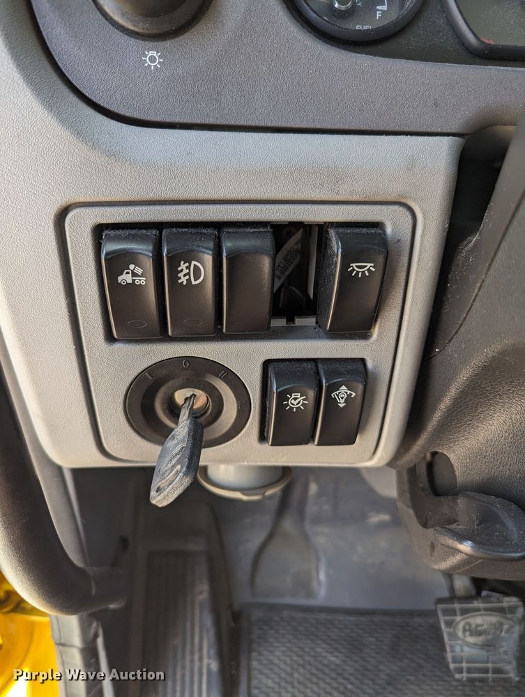 image for item MY9464 2017 Peterbilt 579  semi truck