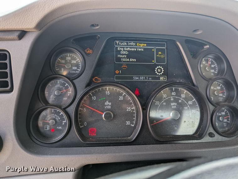 image for item MY9464 2017 Peterbilt 579  semi truck