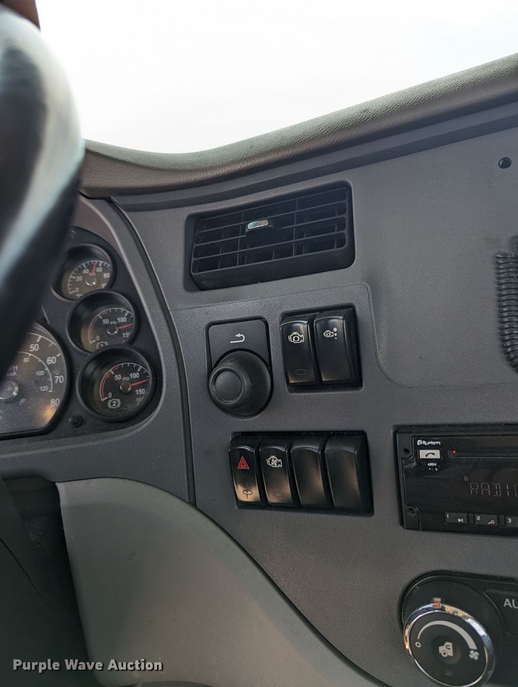 image for item MY9464 2017 Peterbilt 579  semi truck