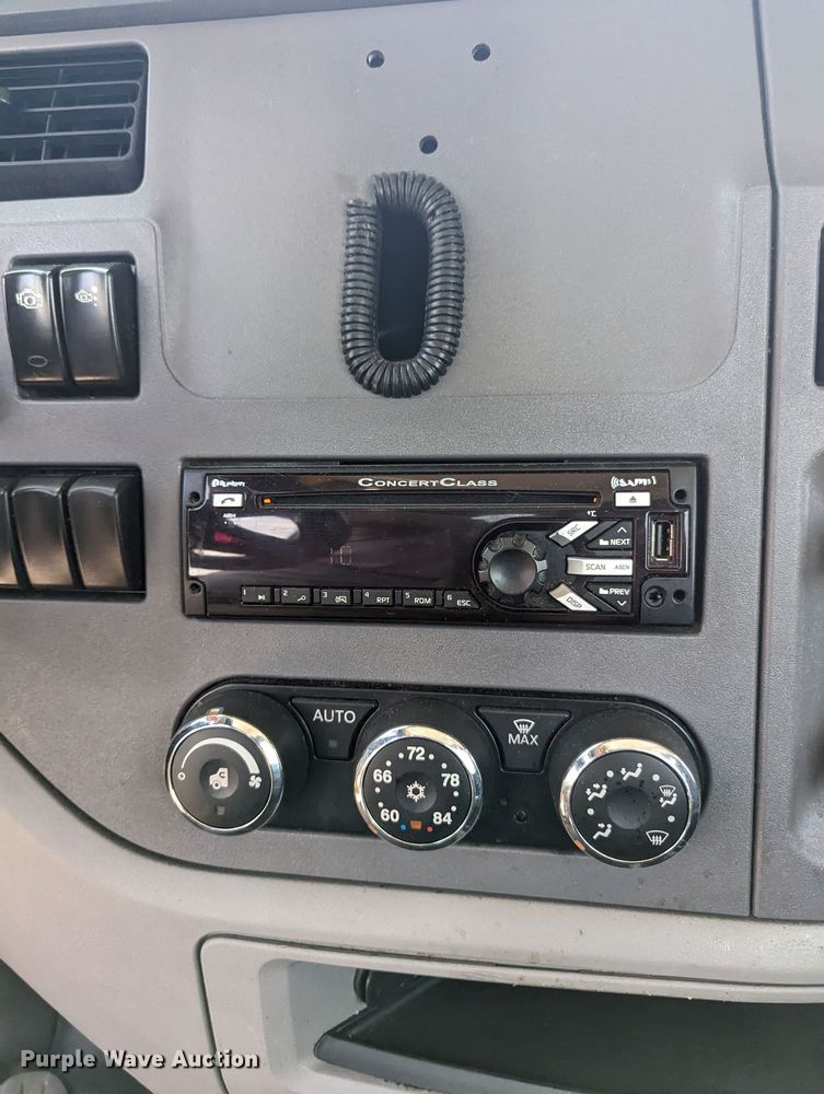 image for item MY9464 2017 Peterbilt 579  semi truck