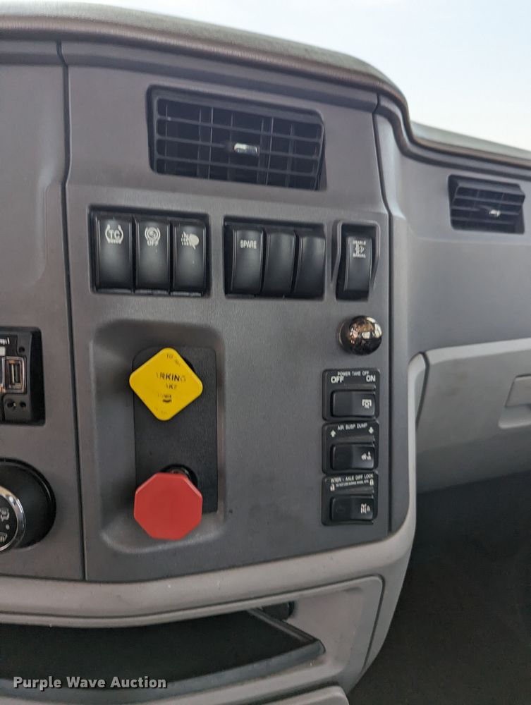 image for item MY9464 2017 Peterbilt 579  semi truck