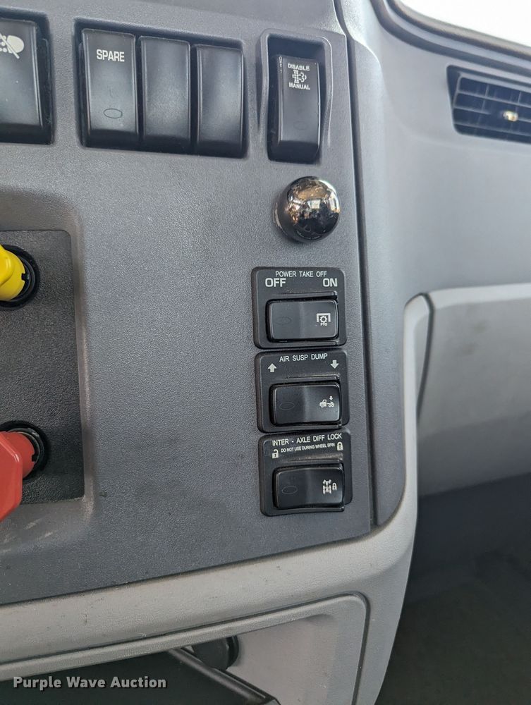 image for item MY9464 2017 Peterbilt 579  semi truck