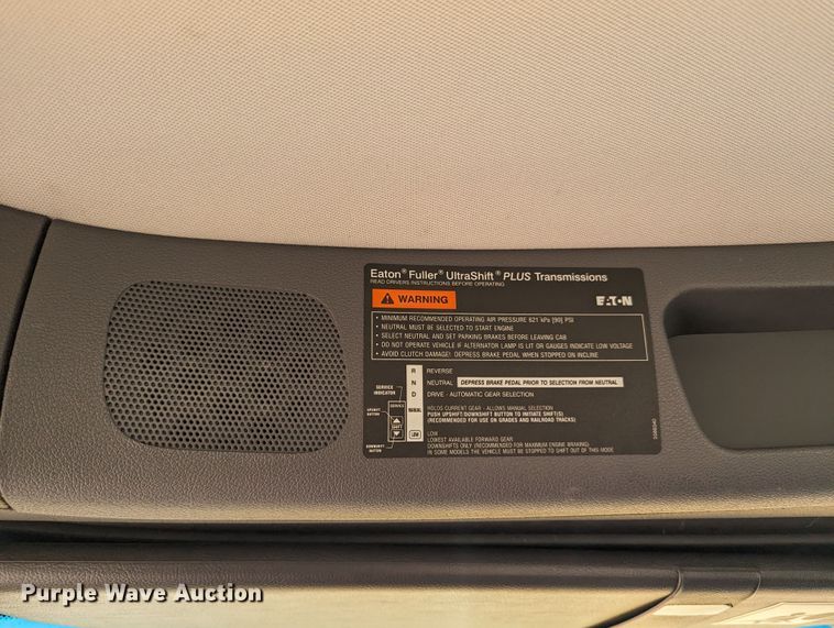 image for item MY9464 2017 Peterbilt 579  semi truck