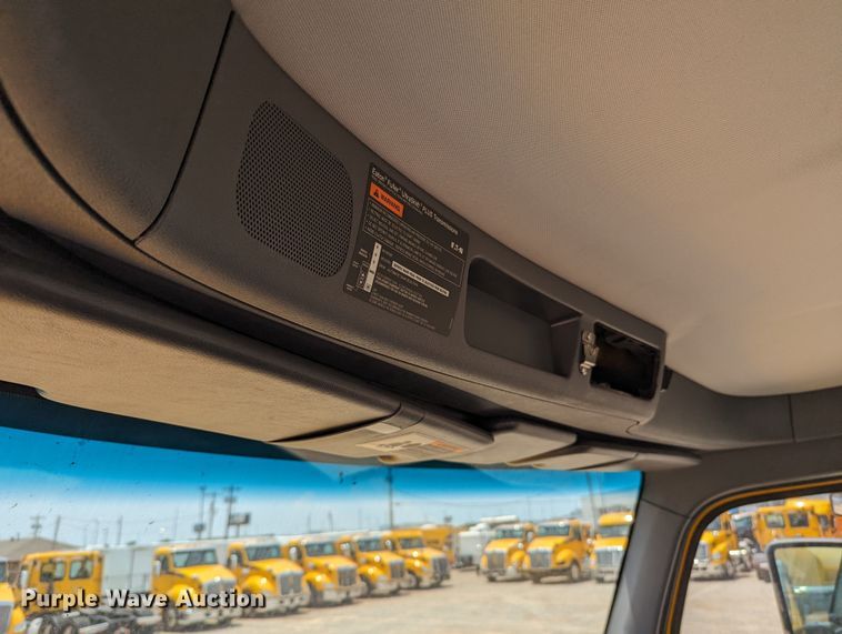 image for item MY9464 2017 Peterbilt 579  semi truck