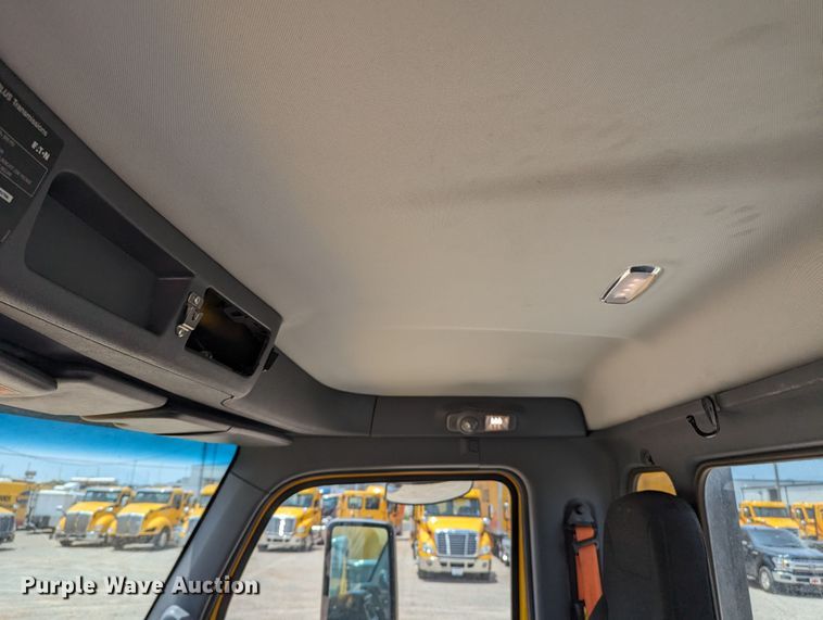 image for item MY9464 2017 Peterbilt 579  semi truck