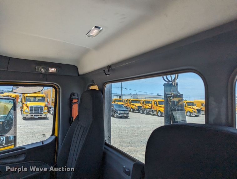 image for item MY9464 2017 Peterbilt 579  semi truck