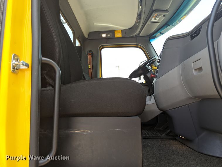 image for item MY9464 2017 Peterbilt 579  semi truck