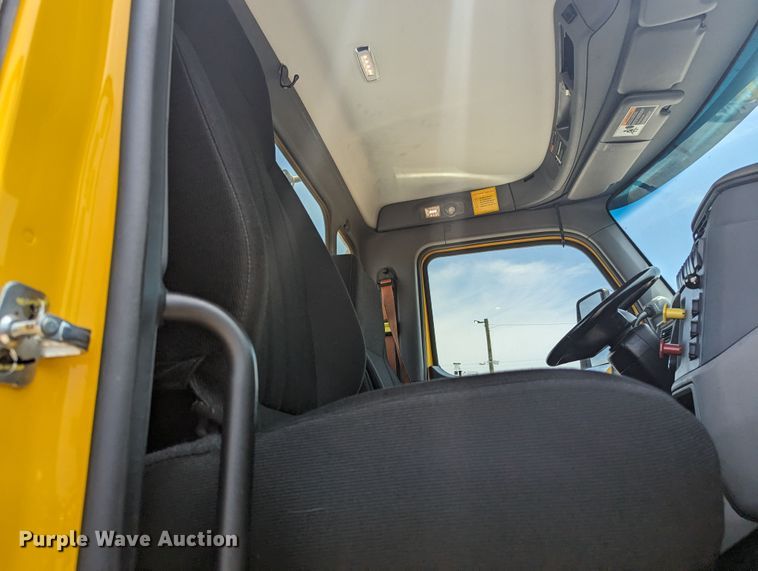 image for item MY9464 2017 Peterbilt 579  semi truck