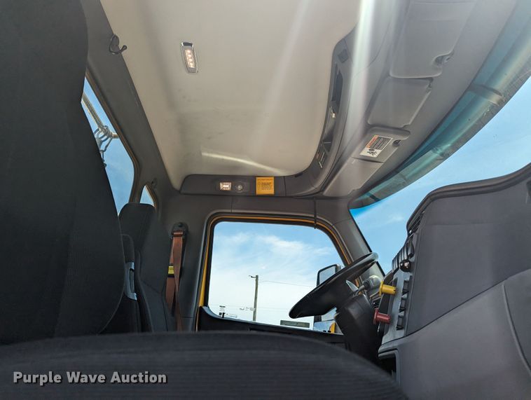 image for item MY9464 2017 Peterbilt 579  semi truck