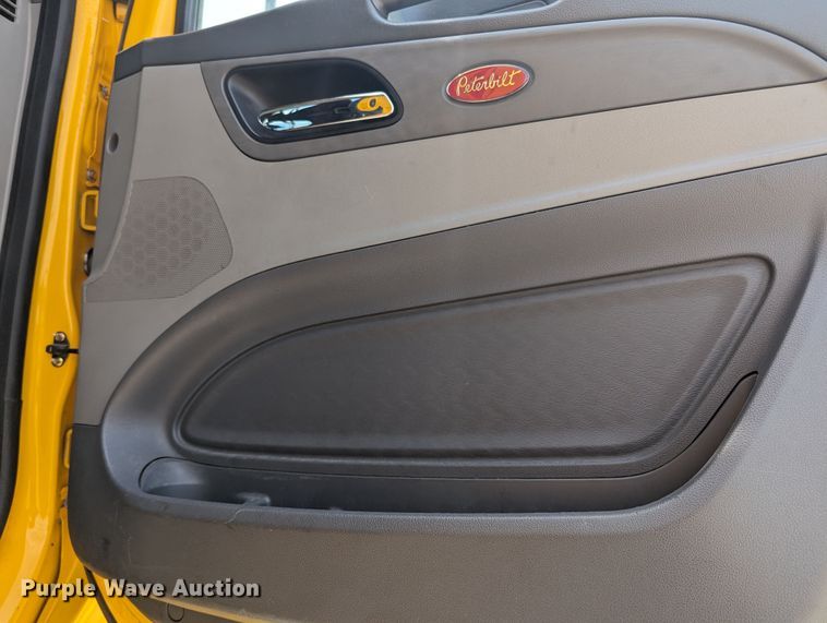 image for item MY9464 2017 Peterbilt 579  semi truck