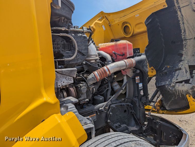 image for item MY9464 2017 Peterbilt 579  semi truck