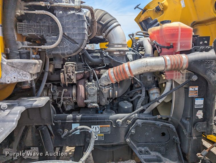 image for item MY9464 2017 Peterbilt 579  semi truck