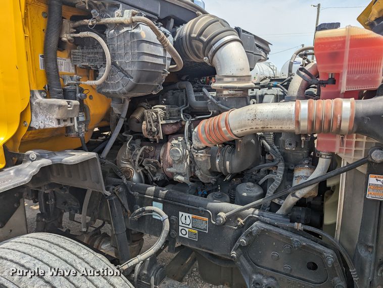 image for item MY9464 2017 Peterbilt 579  semi truck