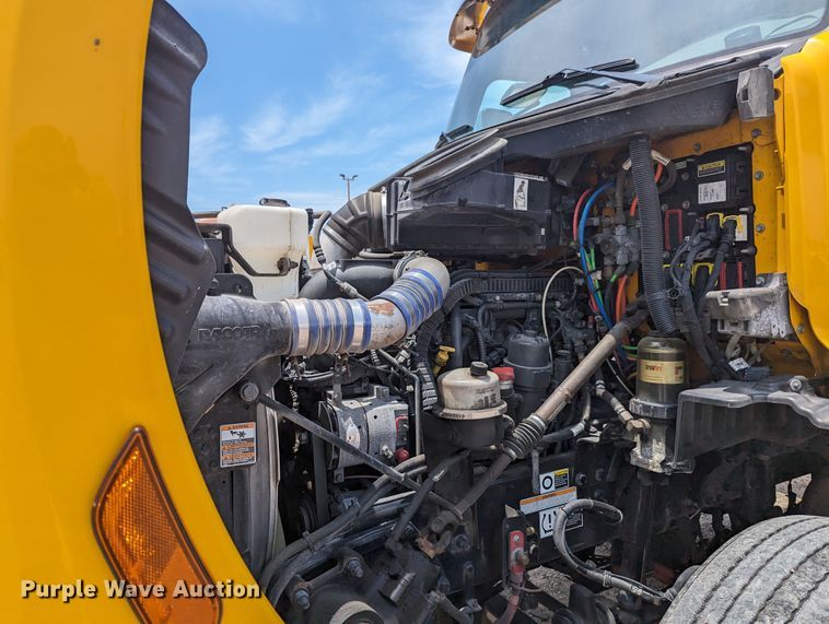 image for item MY9464 2017 Peterbilt 579  semi truck