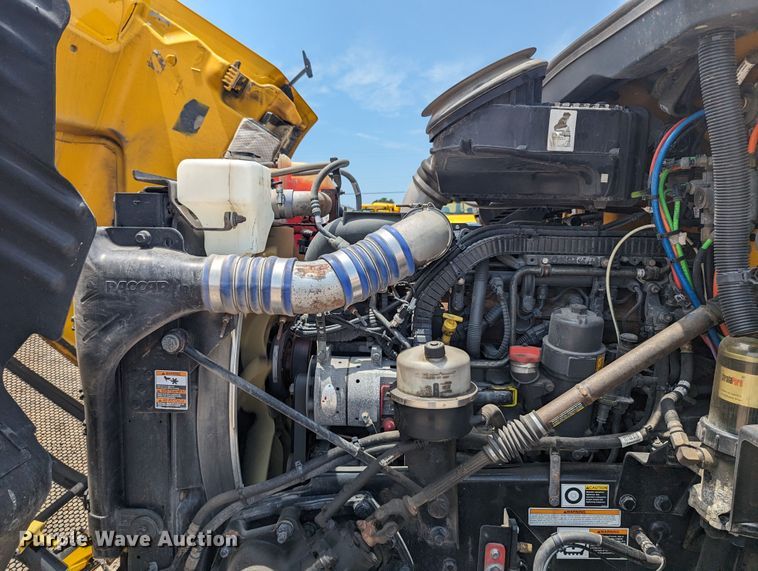 image for item MY9464 2017 Peterbilt 579  semi truck