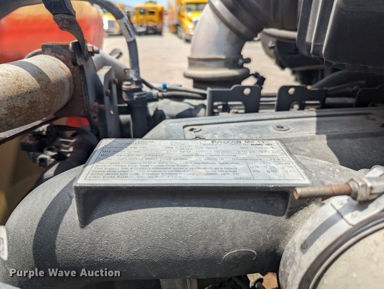 image for item MY9464 2017 Peterbilt 579  semi truck