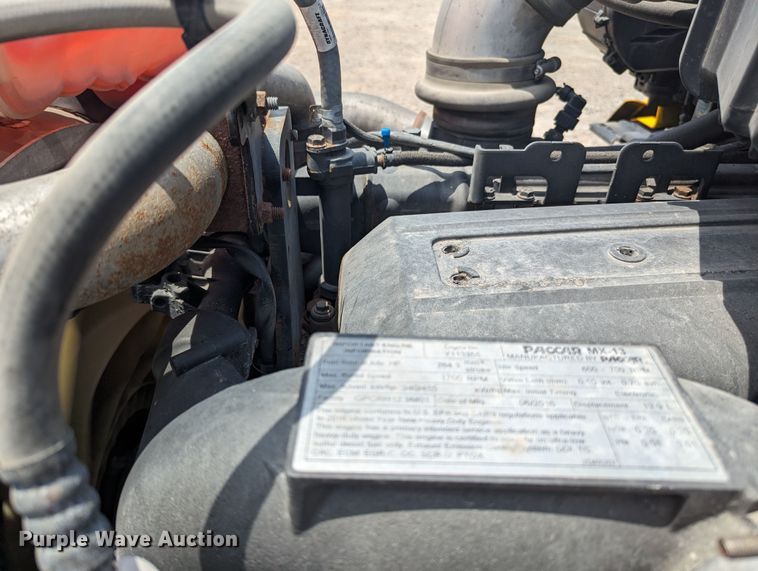 image for item MY9464 2017 Peterbilt 579  semi truck