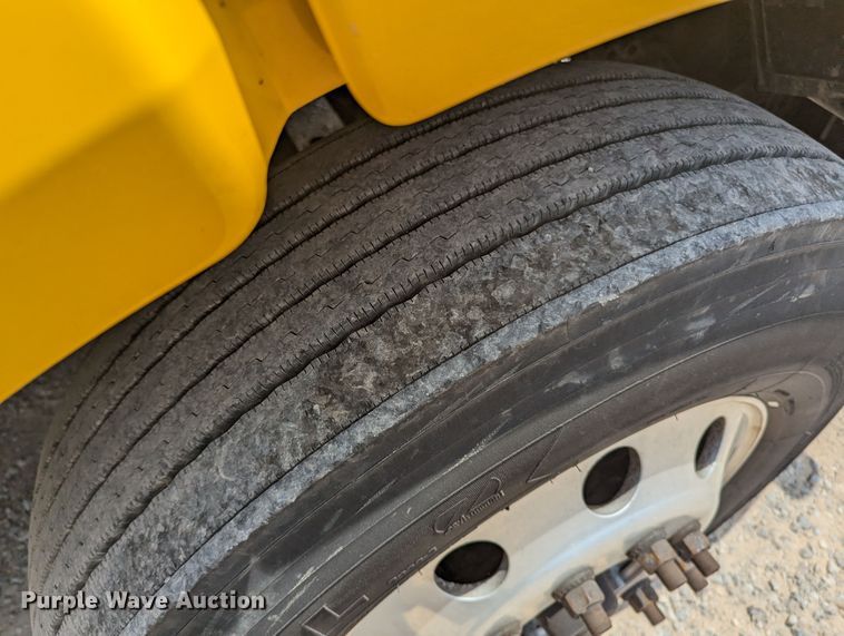 image for item MY9464 2017 Peterbilt 579  semi truck