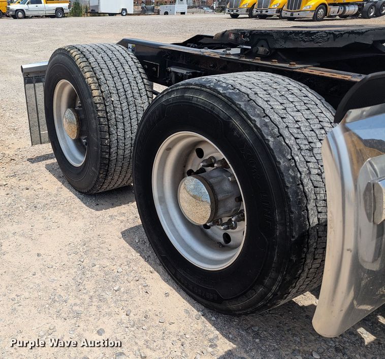 image for item MY9464 2017 Peterbilt 579  semi truck