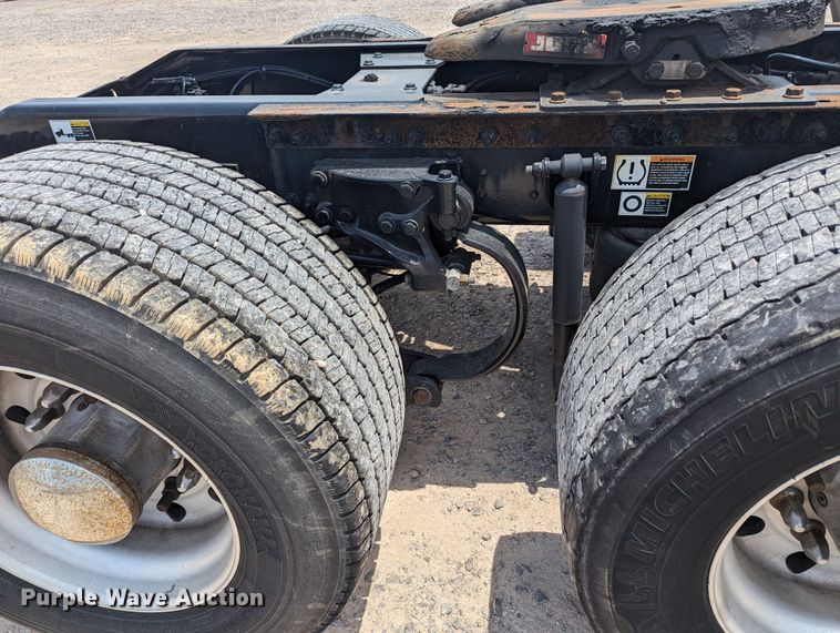 image for item MY9464 2017 Peterbilt 579  semi truck