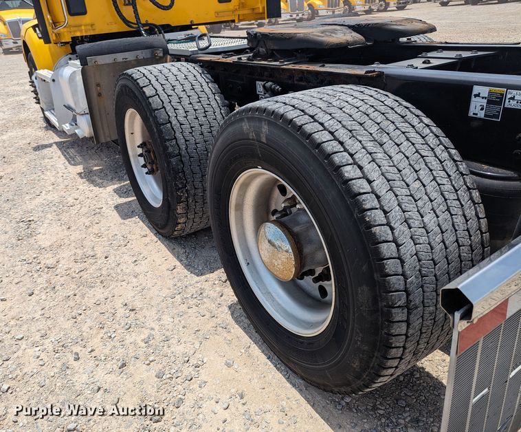 image for item MY9464 2017 Peterbilt 579  semi truck