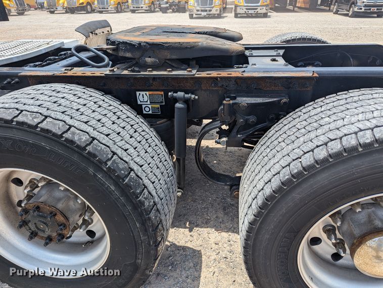 image for item MY9464 2017 Peterbilt 579  semi truck