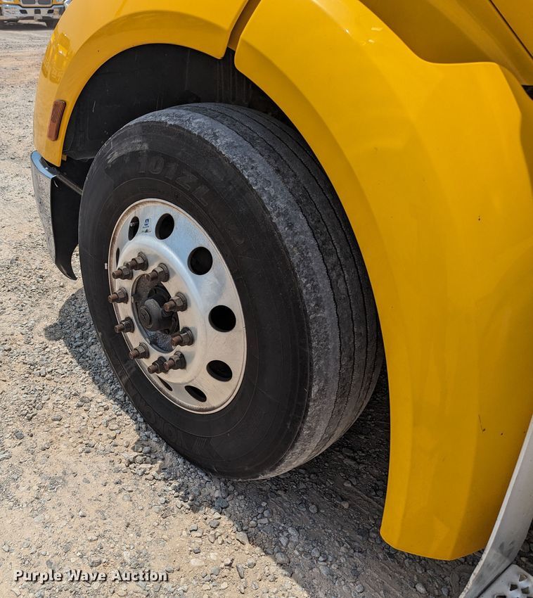 image for item MY9464 2017 Peterbilt 579  semi truck