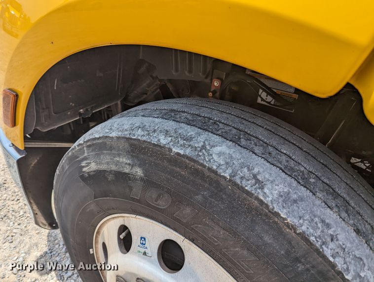 image for item MY9464 2017 Peterbilt 579  semi truck