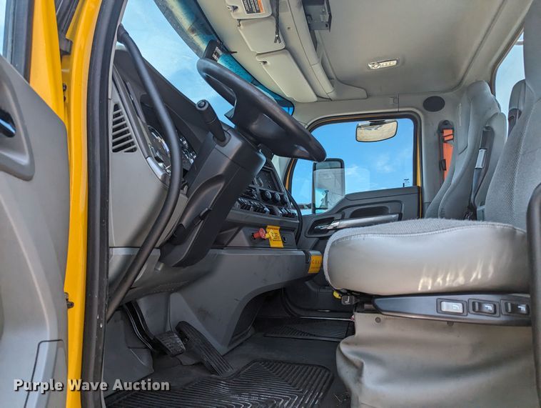 image for item MY9465 2019 Kenworth T680  semi truck