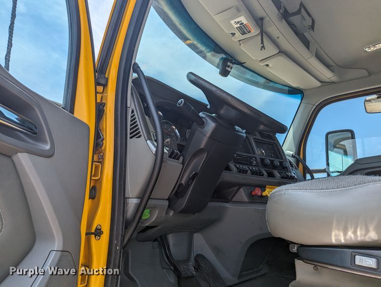 image for item MY9465 2019 Kenworth T680  semi truck