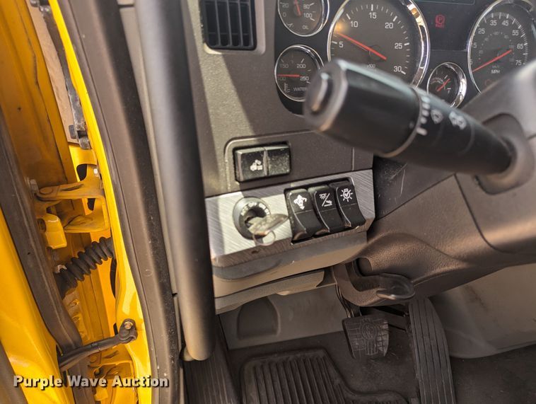 image for item MY9465 2019 Kenworth T680  semi truck