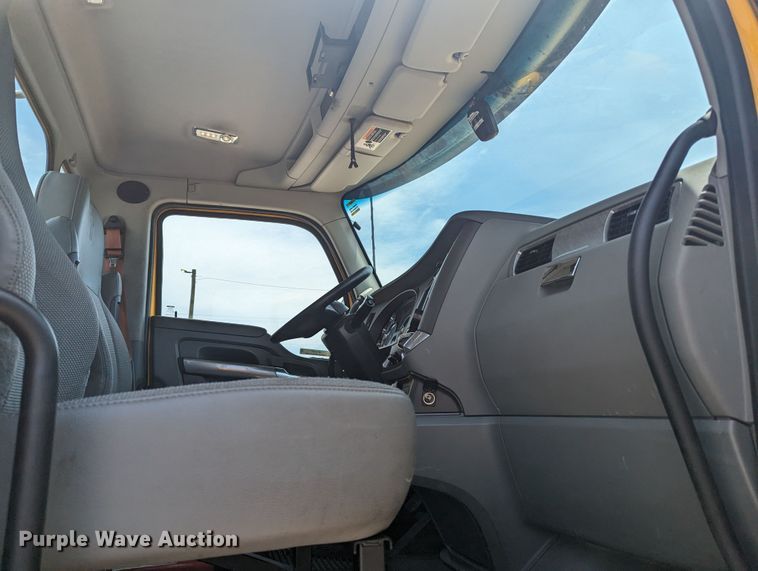 image for item MY9465 2019 Kenworth T680  semi truck