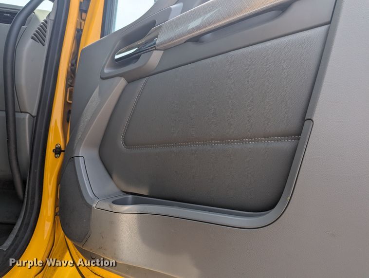 image for item MY9465 2019 Kenworth T680  semi truck