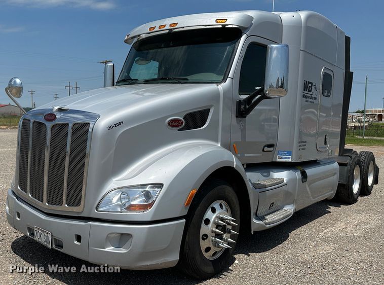 image for item NE9006 2016 Peterbilt 579  semi truck