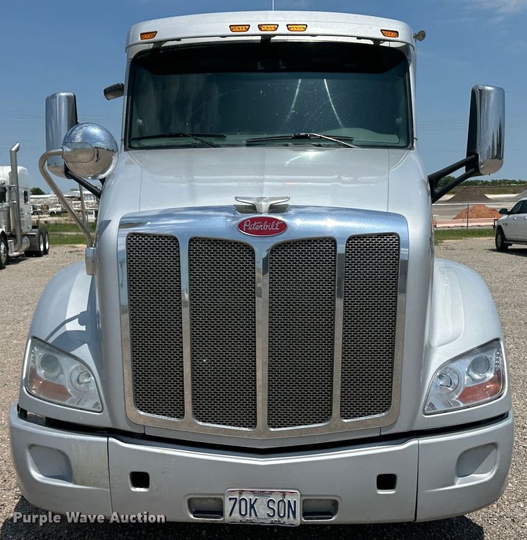 image for item NE9006 2016 Peterbilt 579  semi truck