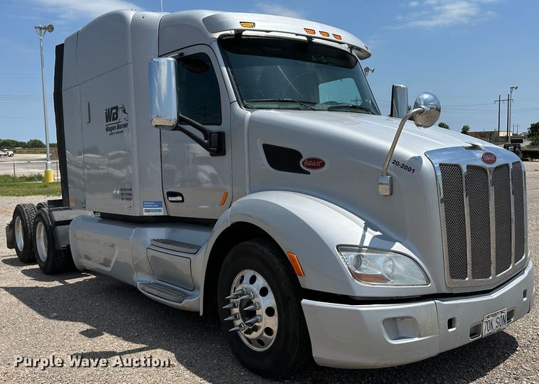 image for item NE9006 2016 Peterbilt 579  semi truck