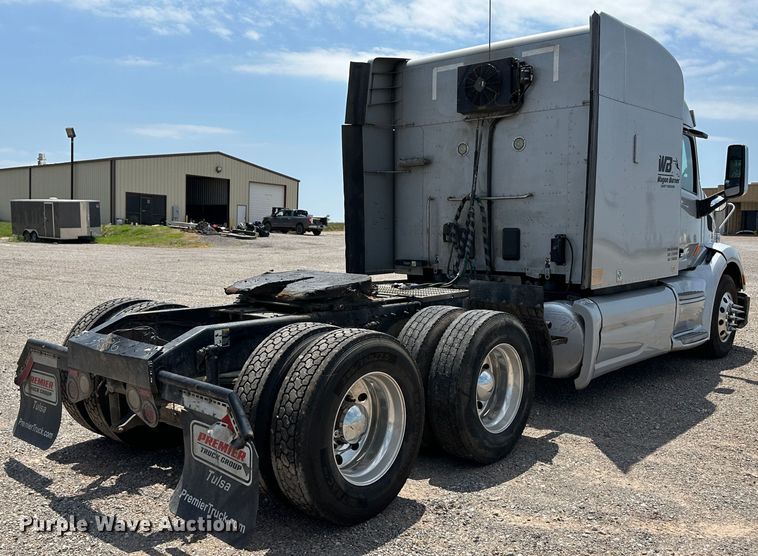 image for item NE9006 2016 Peterbilt 579  semi truck