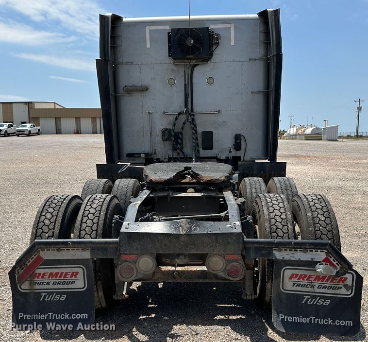 image for item NE9006 2016 Peterbilt 579  semi truck