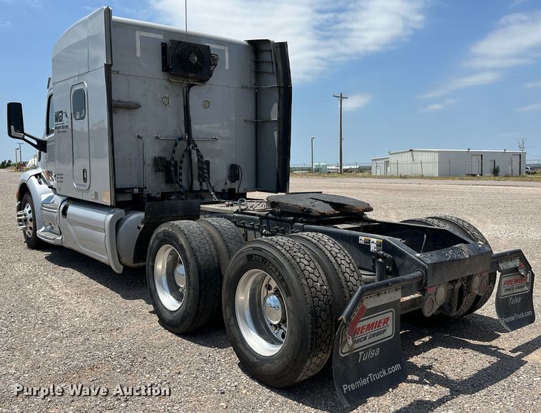 image for item NE9006 2016 Peterbilt 579  semi truck