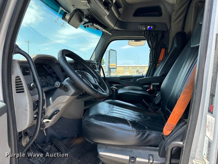 image for item NE9006 2016 Peterbilt 579  semi truck