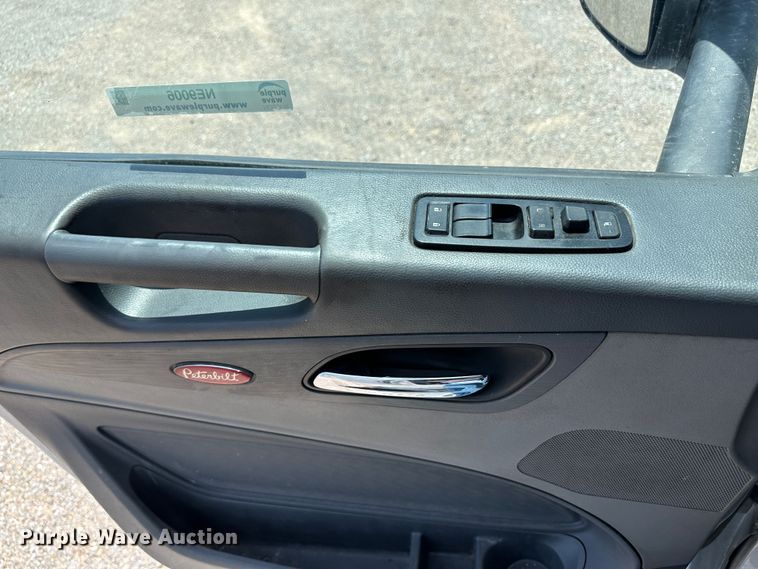 image for item NE9006 2016 Peterbilt 579  semi truck