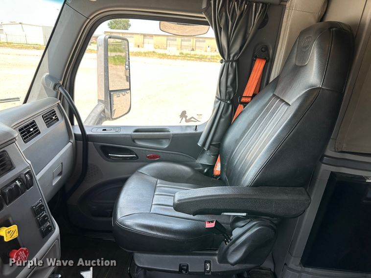 image for item NE9006 2016 Peterbilt 579  semi truck