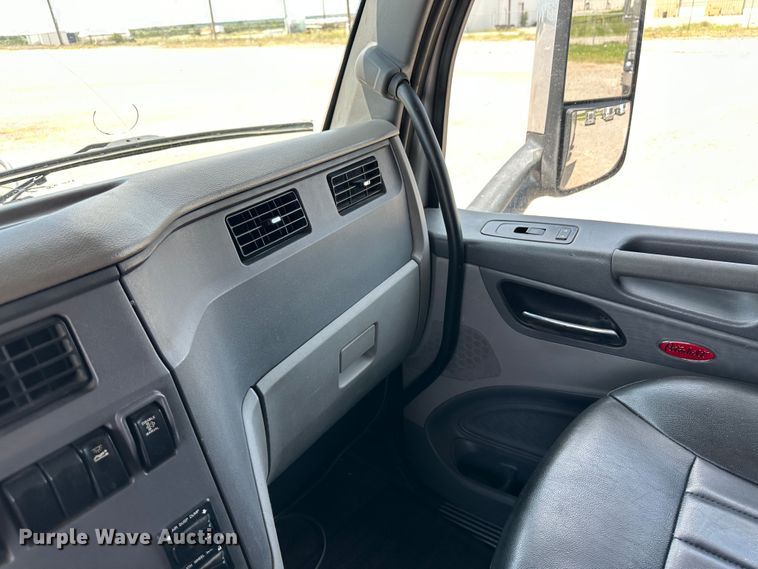 image for item NE9006 2016 Peterbilt 579  semi truck