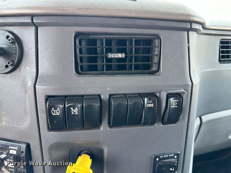 image for item NE9006 2016 Peterbilt 579  semi truck