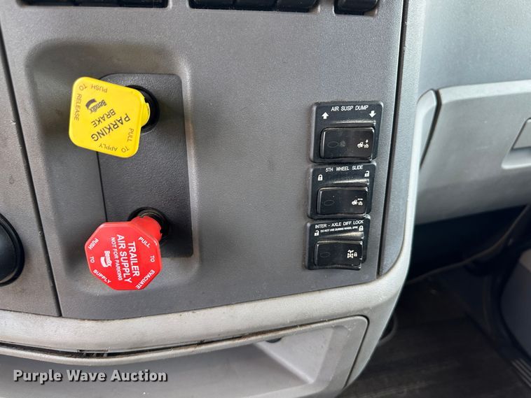 image for item NE9006 2016 Peterbilt 579  semi truck